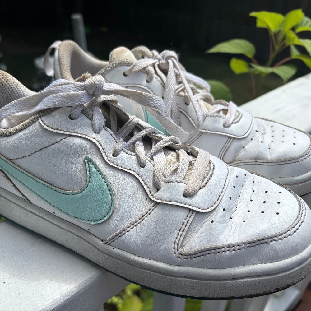 Nike youth Court Borough low leather sneakers w/aqua swoosh 5Y